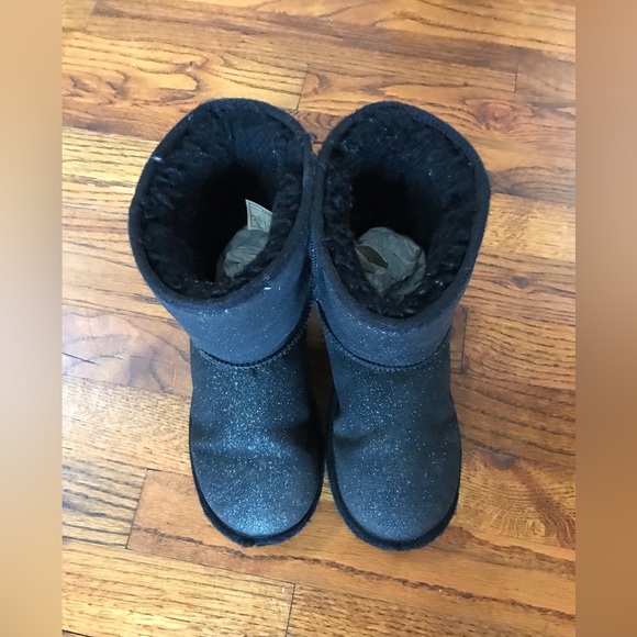 Girls Sparkling Black Ugg Boots Classic II
Size 2
Smoke Free Home
Bundle… - Picture 14 of 16